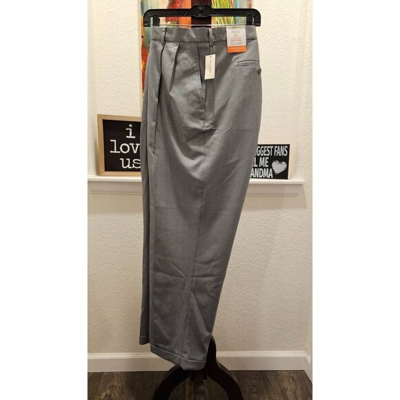 Van Heusen, Men's, Traveler Pant Classic Fit, SZ 44x32, NWT - Picture 1 of 4